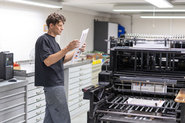Genaue Kontrolle an unserer ältesten Maschine: Dem Originalen Heidelberger Zylinder, kurz OHZ.