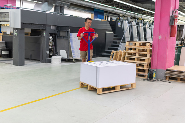 Ein fertig bedruckter Papierstapel wird zur Trocknung deponiert, bevor dieser weiterverarbeitet wird. Ein fertig bedruckter Papierstapel wird zur Trocknung deponiert, bevor dieser weiterverarbeitet wird.