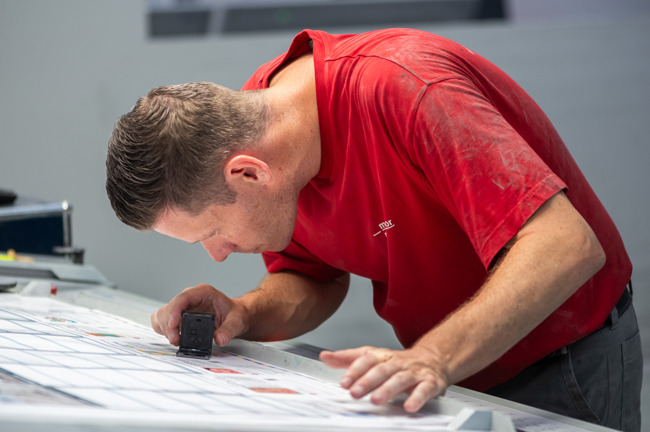 Qualitätsprüfung an der Druckmaschine. Qualitätsprüfung an der Druckmaschine.