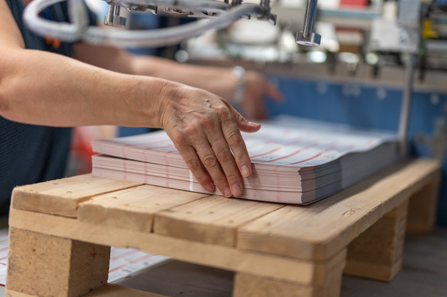 Aufsetzen an der Falzmaschine. Aufsetzen an der Falzmaschine.
